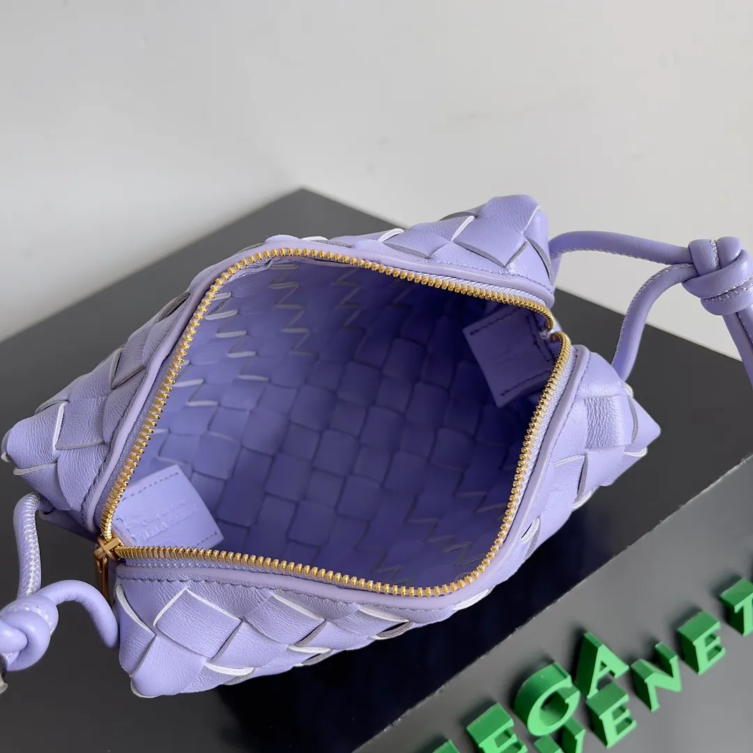 Batch 1560 New version and new color (third generation) 𝗕𝗼𝘁𝘁𝗲𝗴𝗮 𝗩𝗲𝗻𝗲𝘁𝗮———— The latest version of the loop camera bag💥 at the BV King of Cost-Effectiveness counter, large woven texture➕As always, ultra-high-quality lambskin, with zippers and adjustable drawstrings, it is especially suitable for the belly💫It can fit anything, and it is very light in weight. It is suitable for girls of all ages. Size: 17*10*6cm Style number: 723547